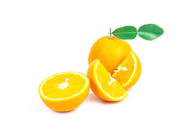 pomarańczowa owoc na białym tle odizolowywa.