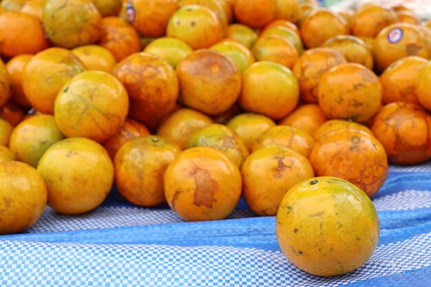Pomarańczowa owoc przy ulicznym jedzeniem