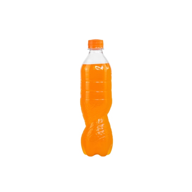 Pomarańczowa woda gazowana w plastikowej butelce na białym tle