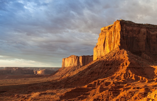 Pomarańczowe kolory podczas wschodu słońca w tym kultowym widoku Monument Valley w USA