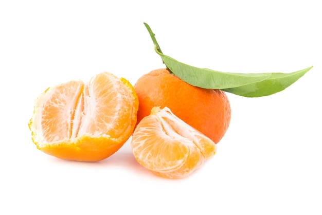 Pomarańczowe mandarynki z zielonymi liśćmi na białym tle