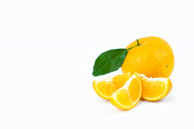 Pomarańczowe owoc z liściem na odosobnionym bielu.