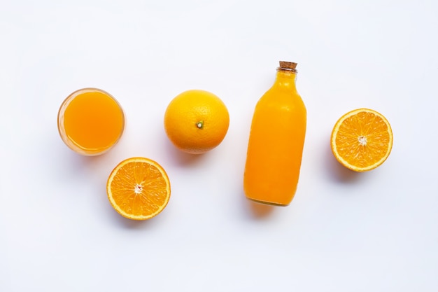 Pomarańczowe owoc z sokiem pomarańczowym odizolowywającym na białym tle. Widok z góry