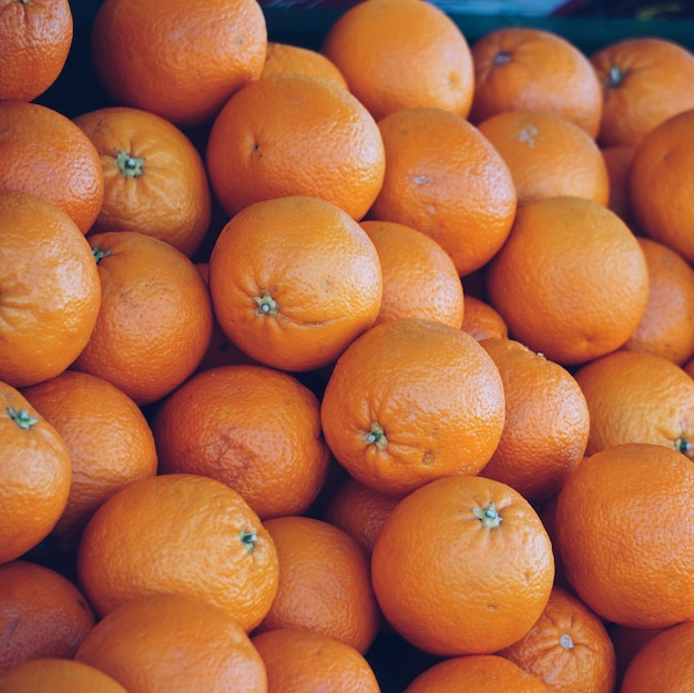 pomarańczowe owoce na rynku, zdrowe jedzenie i smaczne owoce