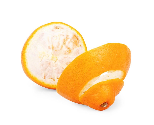 Pomarańczowe owoce z pomarańczowymi plastrami i liśćmi na białym tle