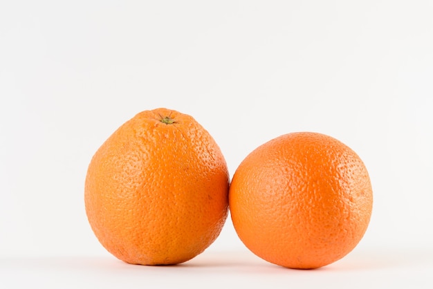 Pomarańczowe plastry na białej powierzchni