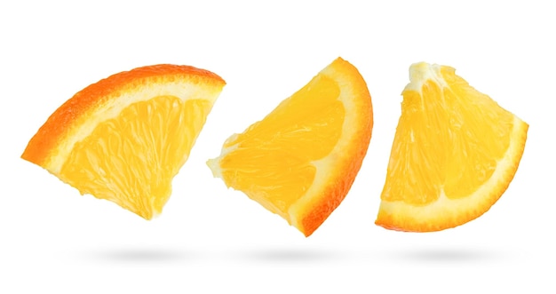 Pomarańczowe Plastry Owoców Ustawione Na Białym Tle Na Białym Tle Ze ścieżką Przycinającą
