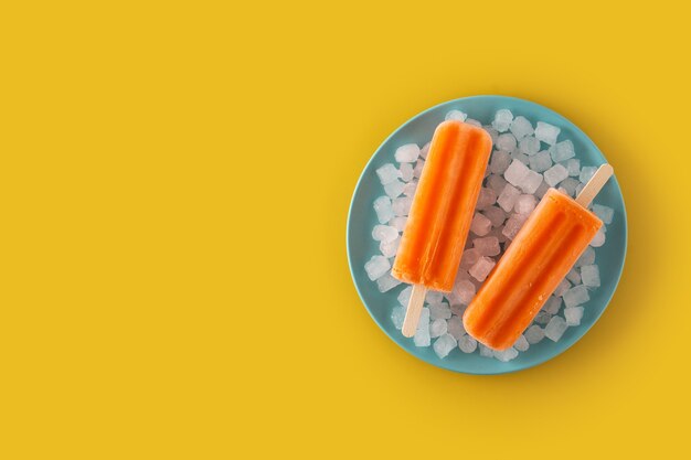 Pomarańczowe Popsicles Na żółtej Powierzchni