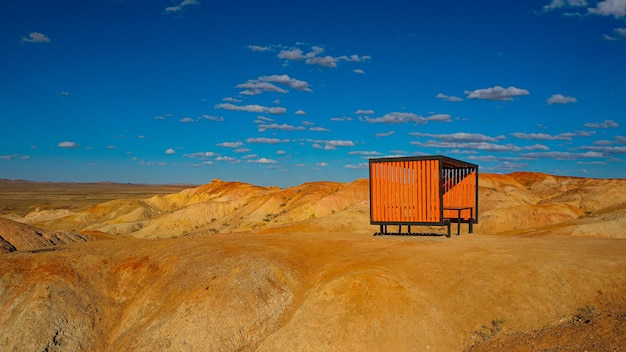 Pomarańczowe schronienie w formacji białych skał wapiennych w Białej Stupie na pustyni Gobi