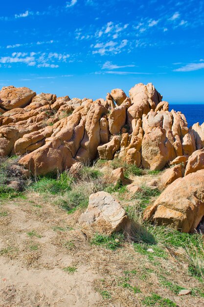 Pomarańczowe skały na wybrzeżu Costa Paradiso we Włoszech