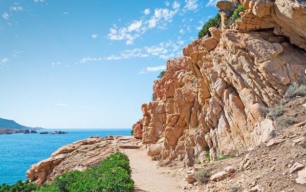 Pomarańczowe skały nad morzem Costa Paradiso