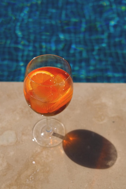 Pomarańczowy aperol spritz koktajl na letniej imprezie stojącej przy basenie Koncepcja uroczystości imprezy