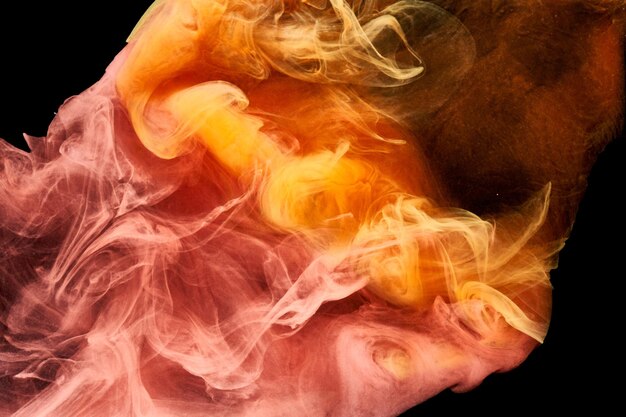 Pomarańczowy dym na czarnym tle, kolorowa mgła, abstrakcyjne wirujące morze oceanu, pigment do farby akrylowej pod wodą