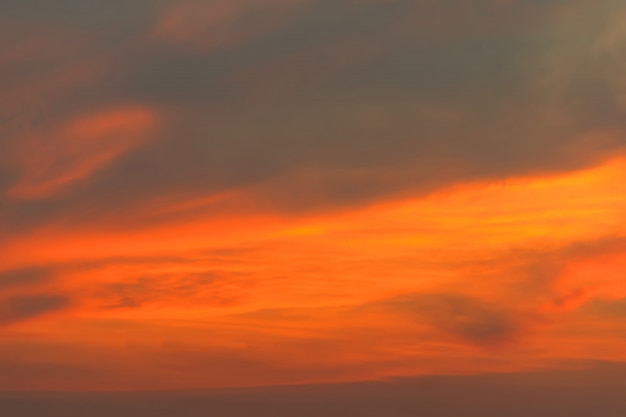 Zdjęcie pomarańczowy i żółty sky.sky po zachodzie słońca lub wschodzie słońca