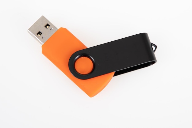 Pomarańczowy klucz napędu flash USB na białym tle