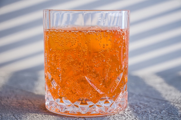 Zdjęcie pomarańczowy koktajl alkoholowy z whisky, likierem i skórką pomarańczową