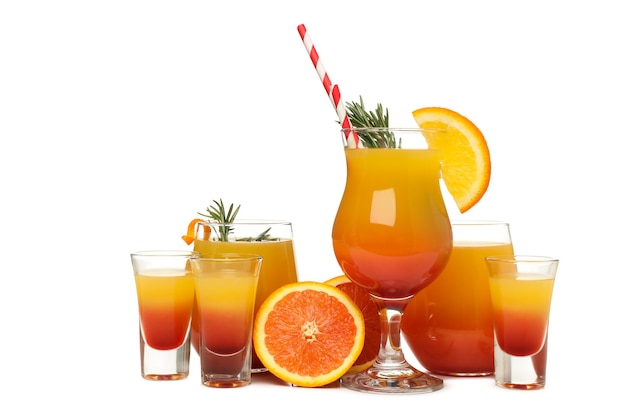 Pomarańczowy koktajl koncepcja świeżego pysznego letniego koktajlu cytrusowego izolowanego na białym tle