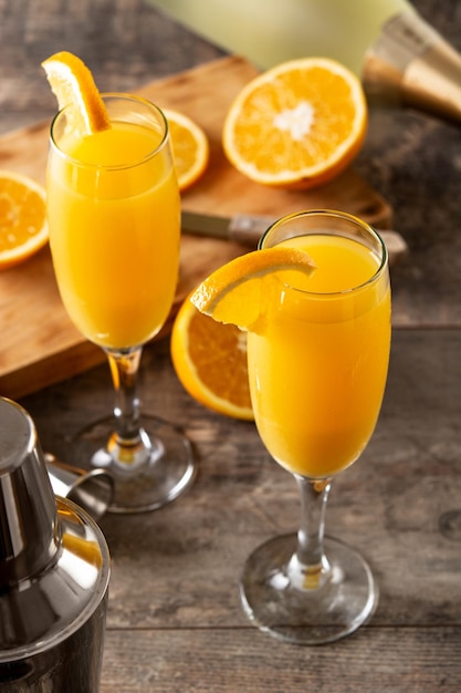 Pomarańczowy koktajl mimozy na drewnianym stole