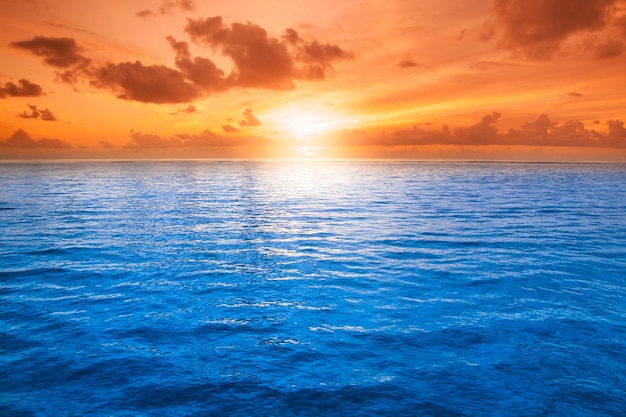 pomarańczowy mistyczny zachód słońca nad morzem na świeżym powietrzu