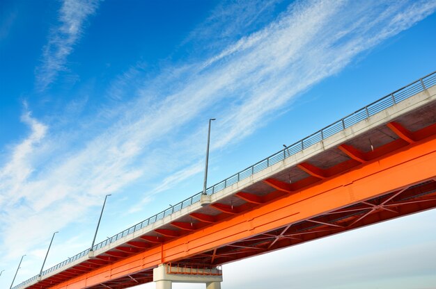 Pomarańczowy Most na niebie