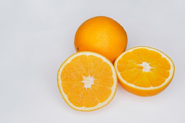 Pomarańczowy na białym tle.