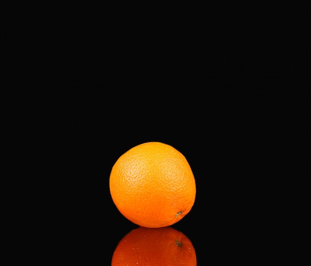 Pomarańczowy na czarnym tle