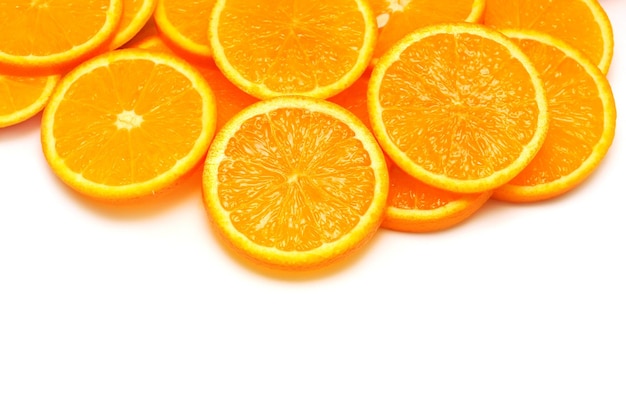 Pomarańczowy owoc jego segmenty lub cantles na białym tle wyłącznik. Płaski świecki, widok z góry. Wolne miejsce na tekst