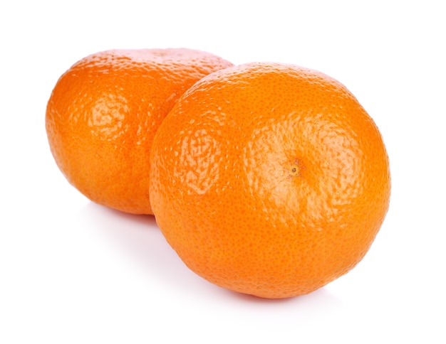 Pomarańczowy owoc na białym tle
