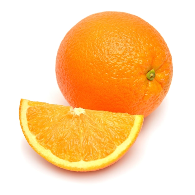 Pomarańczowy Owoc W Całości I Plasterek Na Białym Tle Idealnie Wyretuszowany Pełna Głębia Ostrości Na Zdjęciu Kreatywna Koncepcja Zdrowej żywności Sok Natury Płaski Widok Z Góry