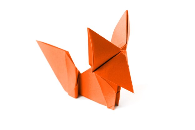 Pomarańczowy papierowy lis origami na białym tle