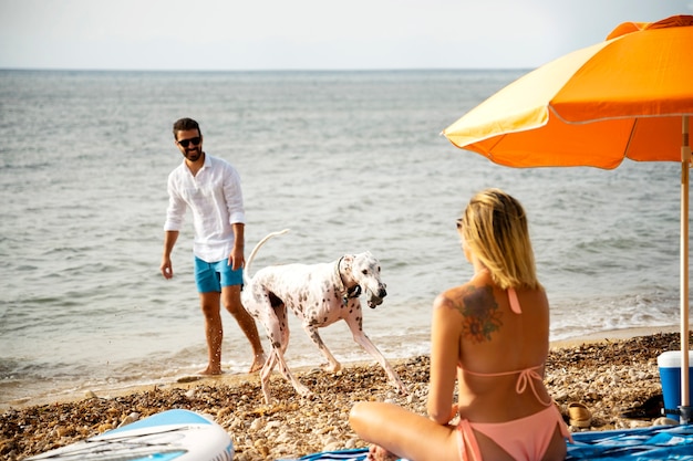 Pomarańczowy parasol na plaży