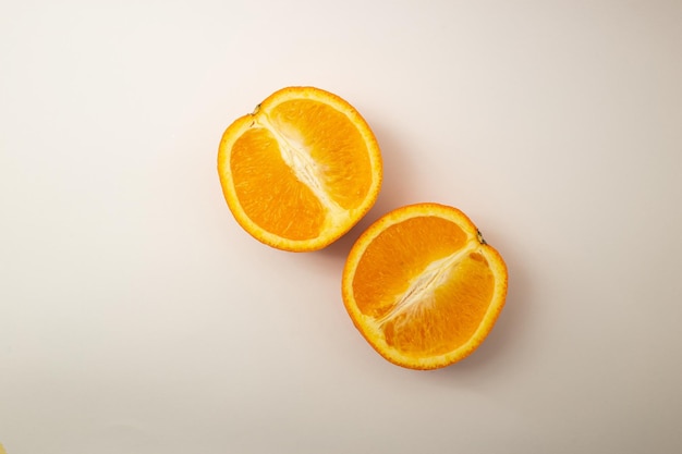 Pomarańczowy pomarańczowy na białym tle