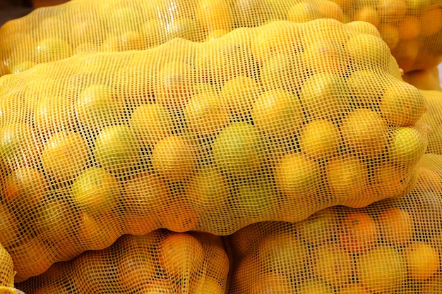 Pomarańczowy worek cytrusowy ułożone owoce