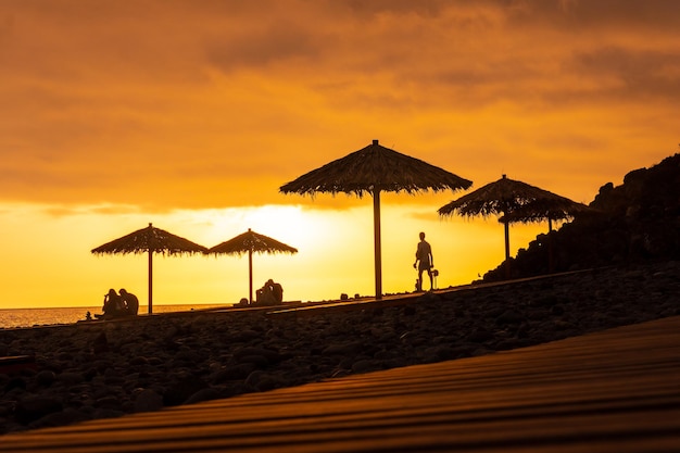 Pomarańczowy Zachód Słońca Na Parasolach Na Plaży Ponta Do Sol Madera Portugalia