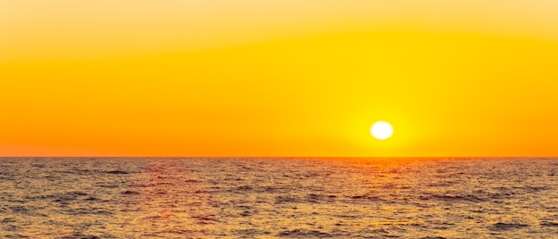 Pomarańczowy Zachód Słońca Nad Morzem. Jasne Słońce Nad Horyzontem Morza. Koncepcyjne Wakacje, Relaks, Romantyczny