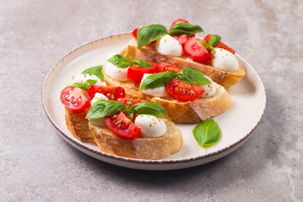 Pomidor bazylia i ser mozzarella świeżo wykonane caprese bruschetta Włoskie tapas antipasti