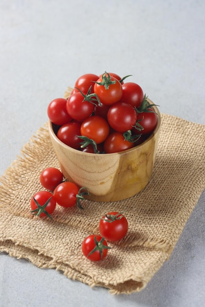 pomidor cherry lub czerwone dojrzałe świeże pomidory koktajlowe
