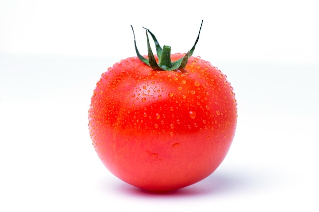 Pomidor na białym tle. Świeże dojrzałe warzywa, witaminy
