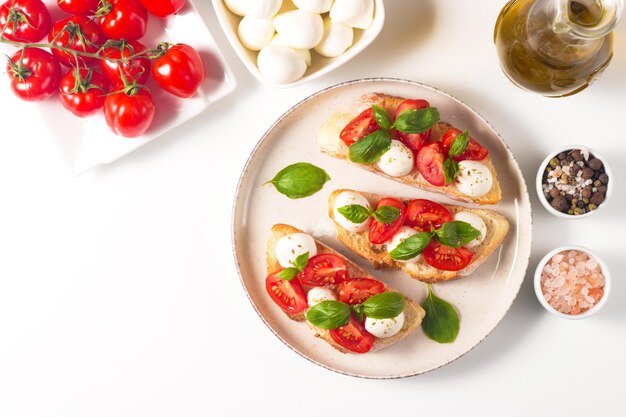 Zdjęcie pomidorowa bazylia i ser mozzarella świeżo wykonane caprese bruschetta