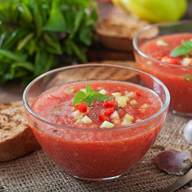 Pomidorowa zupa gazpacho z pieprzem i czosnkiem.