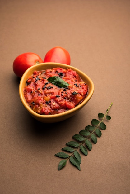 Pomidorowe sabzi lub chutney lub sos tamatar, podawane w misce. selektywne skupienie