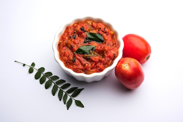 Pomidorowe sabzi lub chutney lub sos tamatar, podawane w misce. selektywne skupienie