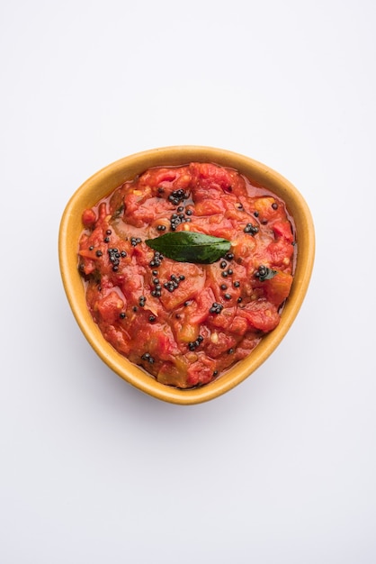 Pomidorowe sabzi lub chutney lub sos tamatar, podawane w misce. selektywne skupienie