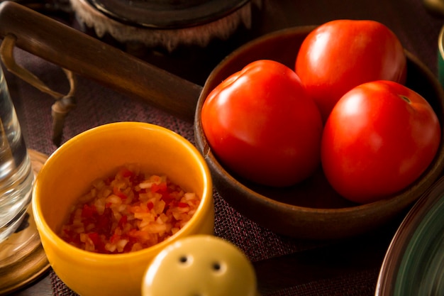 Pomidorowy sos z surowych warzyw, tradycyjny peruwiański komfort serwowania