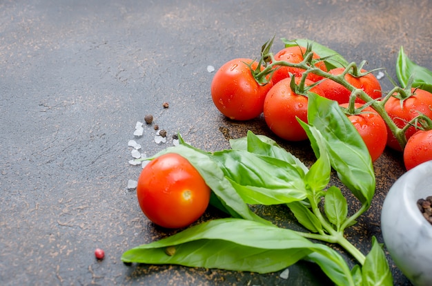 Pomidory, bazylia i przyprawa peper
