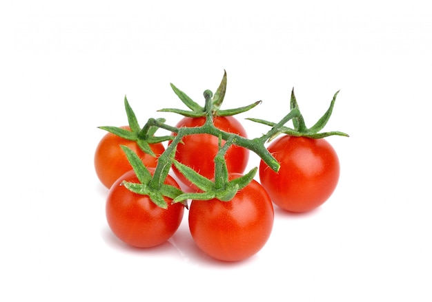 Pomidory czereśniowe na białym tle