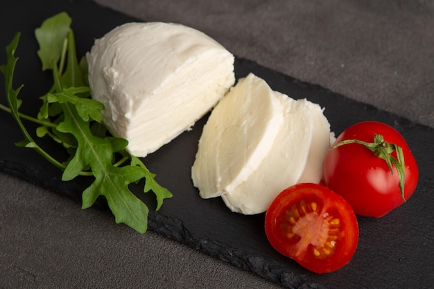 Pomidory mozzarella i świeża sałatka Betonowe szare tło