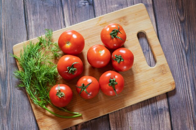 pomidory na drewnianej desce