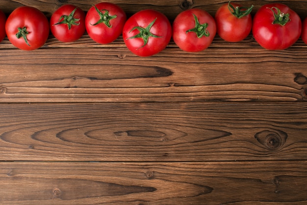 Pomidory na drewnie