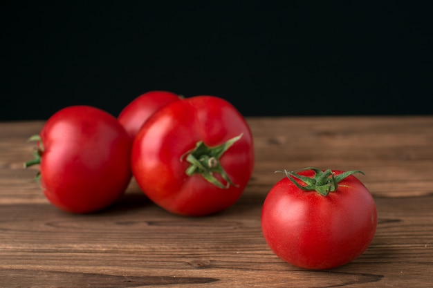 Pomidory na powierzchni drewnianych